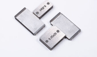 Narrow alignment slits for standard sample holder