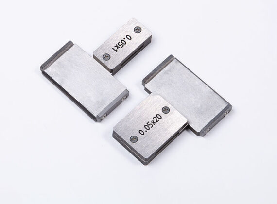 Narrow alignment slits for standard sample holder