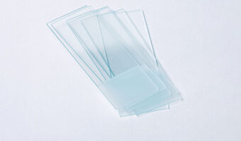 Glass plate for leveling the sample surface