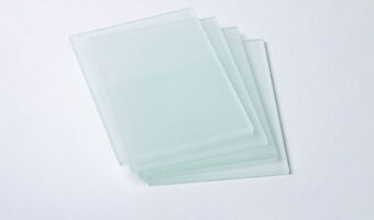 Glass plate for sample preparation by reverse loading method